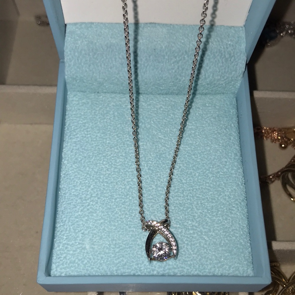 Necklace diamond in infinity frame